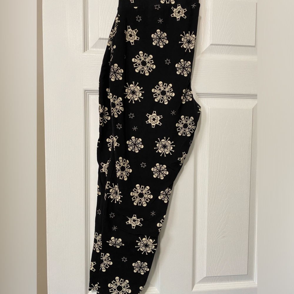 Snow flakes & skulls leggings